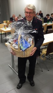 Horst Siemsen mit einem PrÃ¤sent fÃ¼r 50 Jahre Feuerwehrdienst